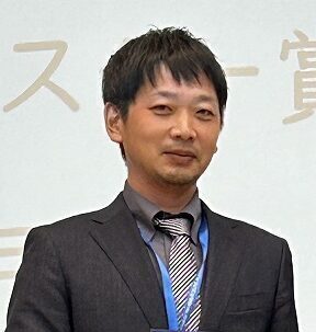 イメージ：受賞した柳原裕太特定助教（写真左）と学会会長の大阪大学中田研教授（写真右）