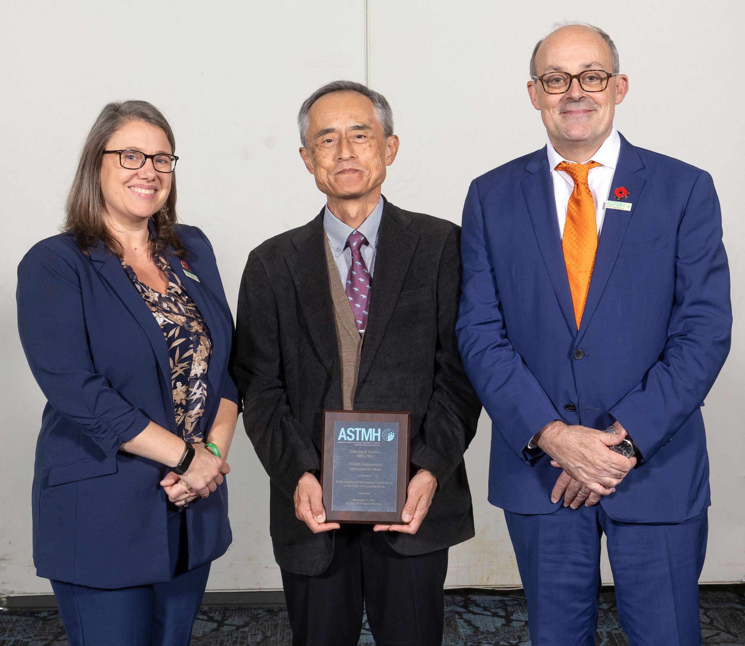 イメージ：　　          ASTMH国際名誉フェローの楯