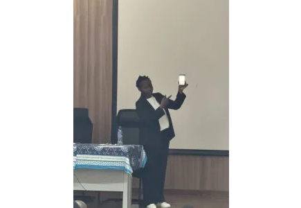 臨床研究ワークショップで研究発表するベロニカ講師