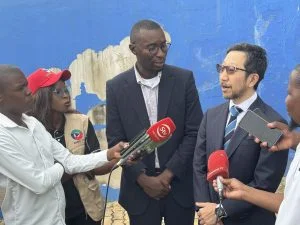 イメージ：　　地元メディアからの取材を受ける高島教授