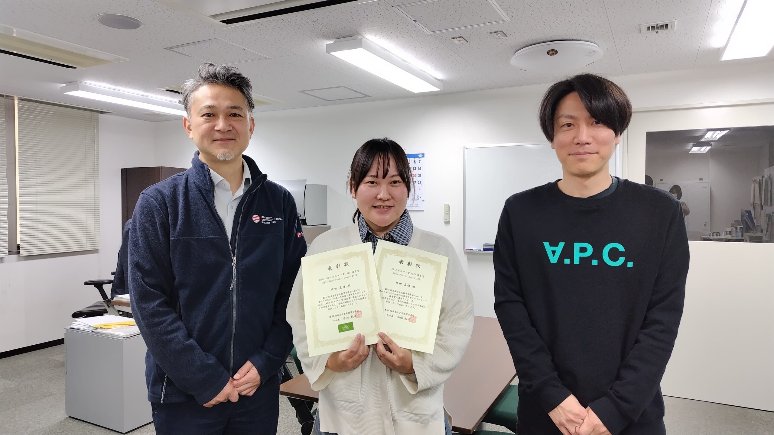 イメージ：　　　　受賞した齊田真理さん（中央）