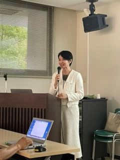 イメージ：　　　　　　講演中の岩切泰子先生
