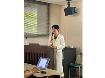 イメージ：　　　　　　講演中の岩切泰子先生