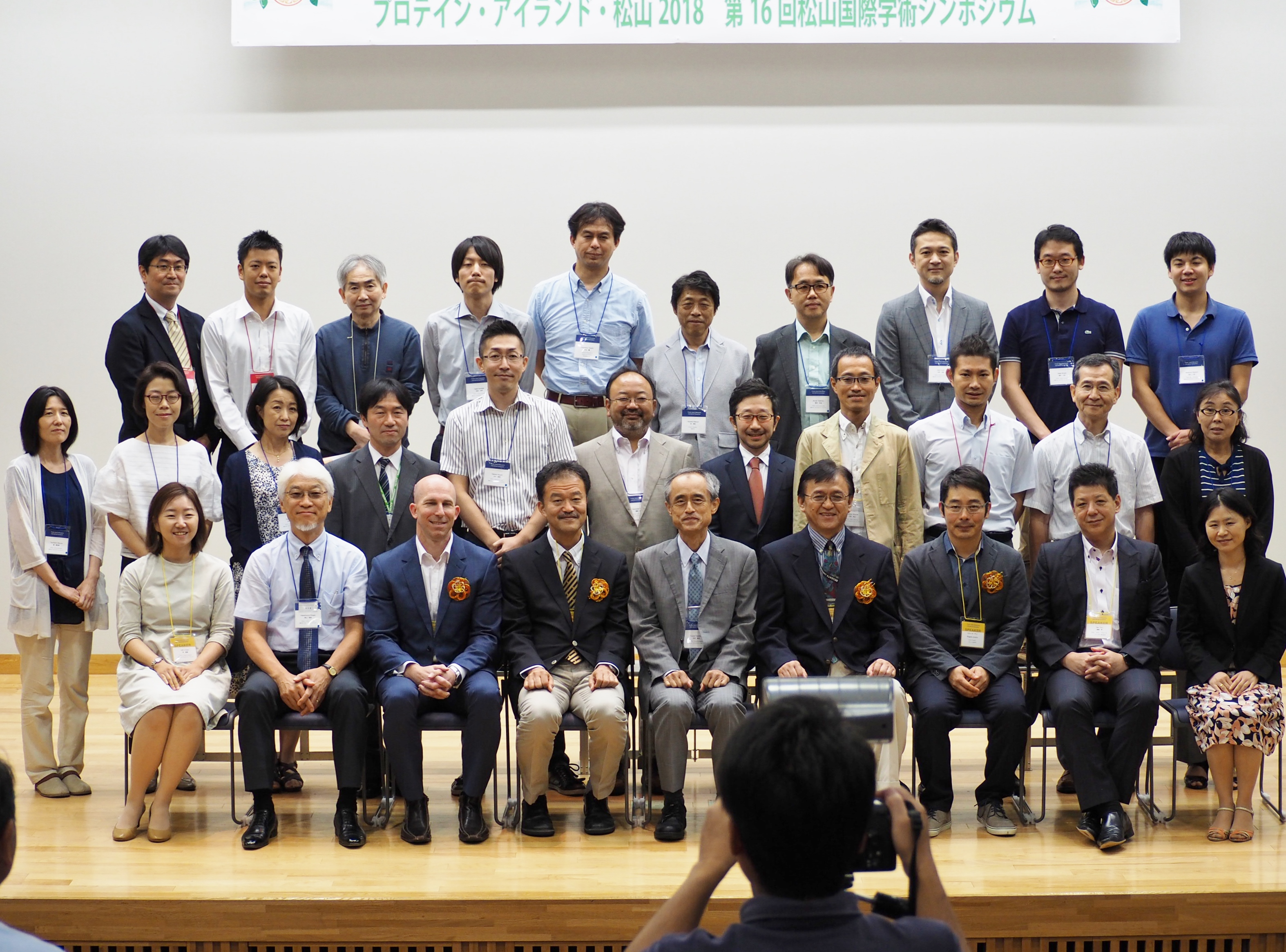 講演者を囲んで写真撮影