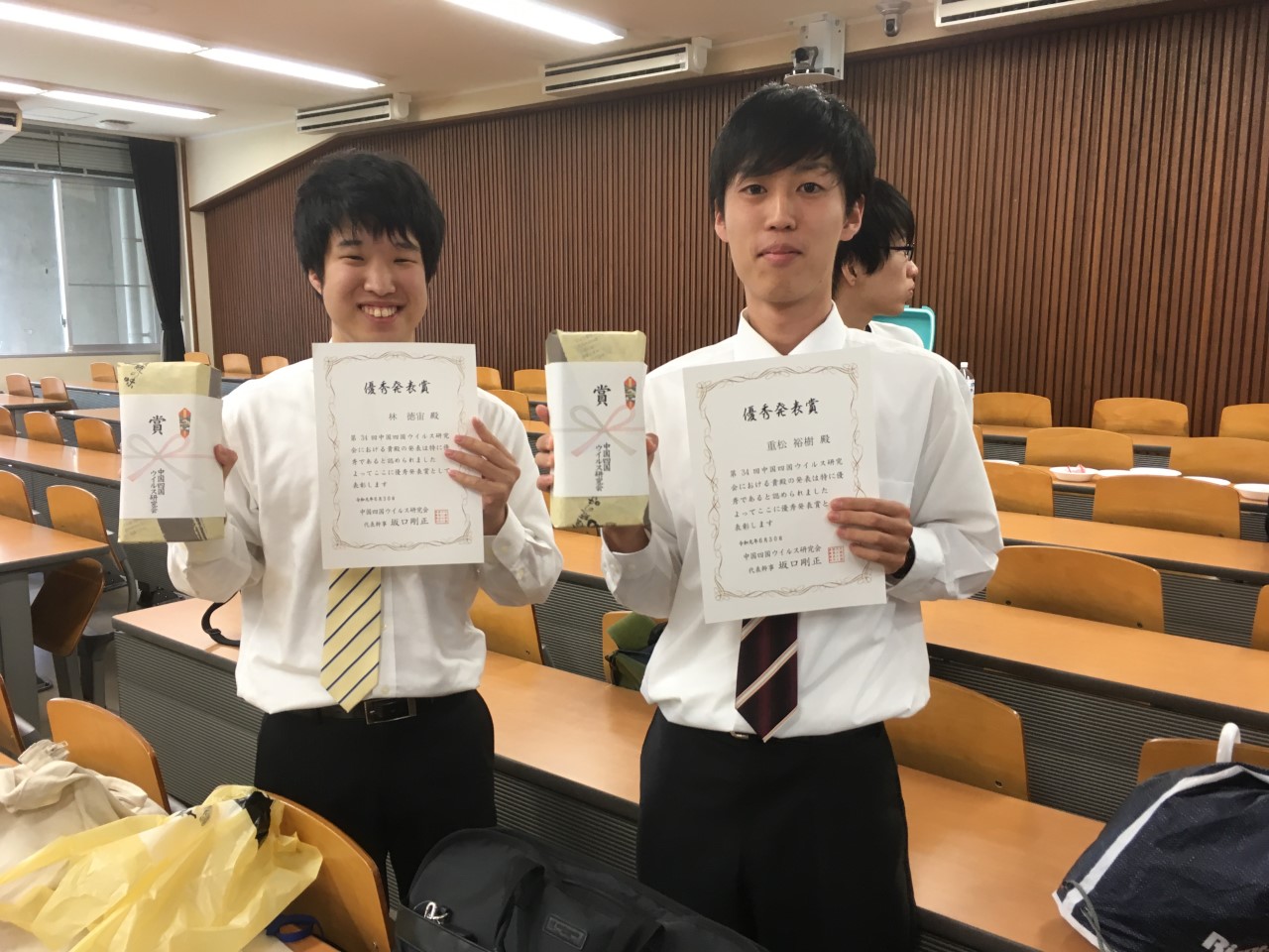 イメージ：受賞後の重松 裕樹さん（右）と林 徳宙さん（左）