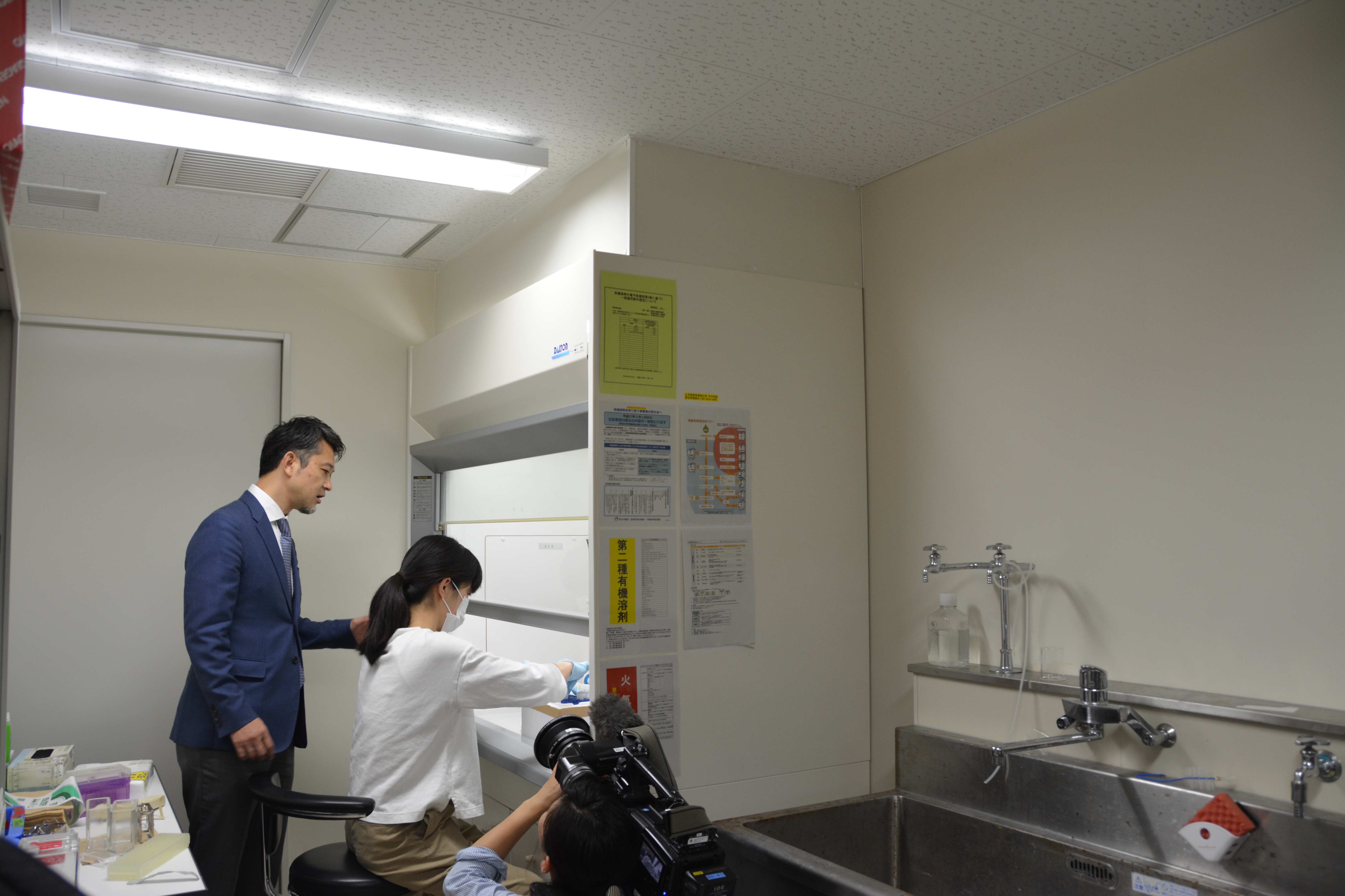 実験室見学の様子