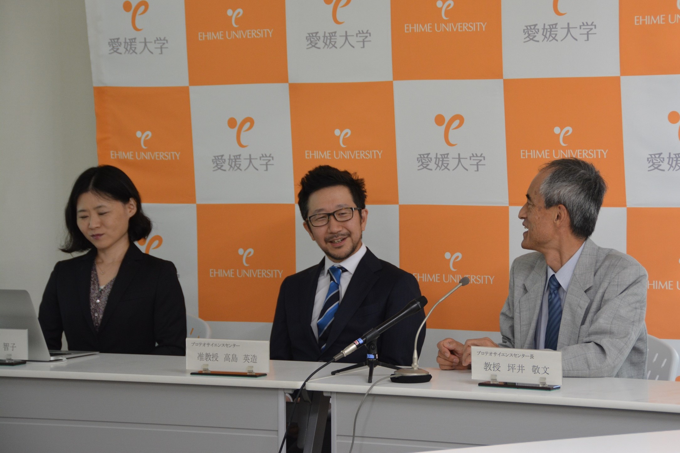 イメージ：記者会見の様子