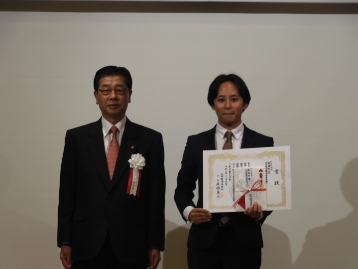 表彰状を手にする徳永さん