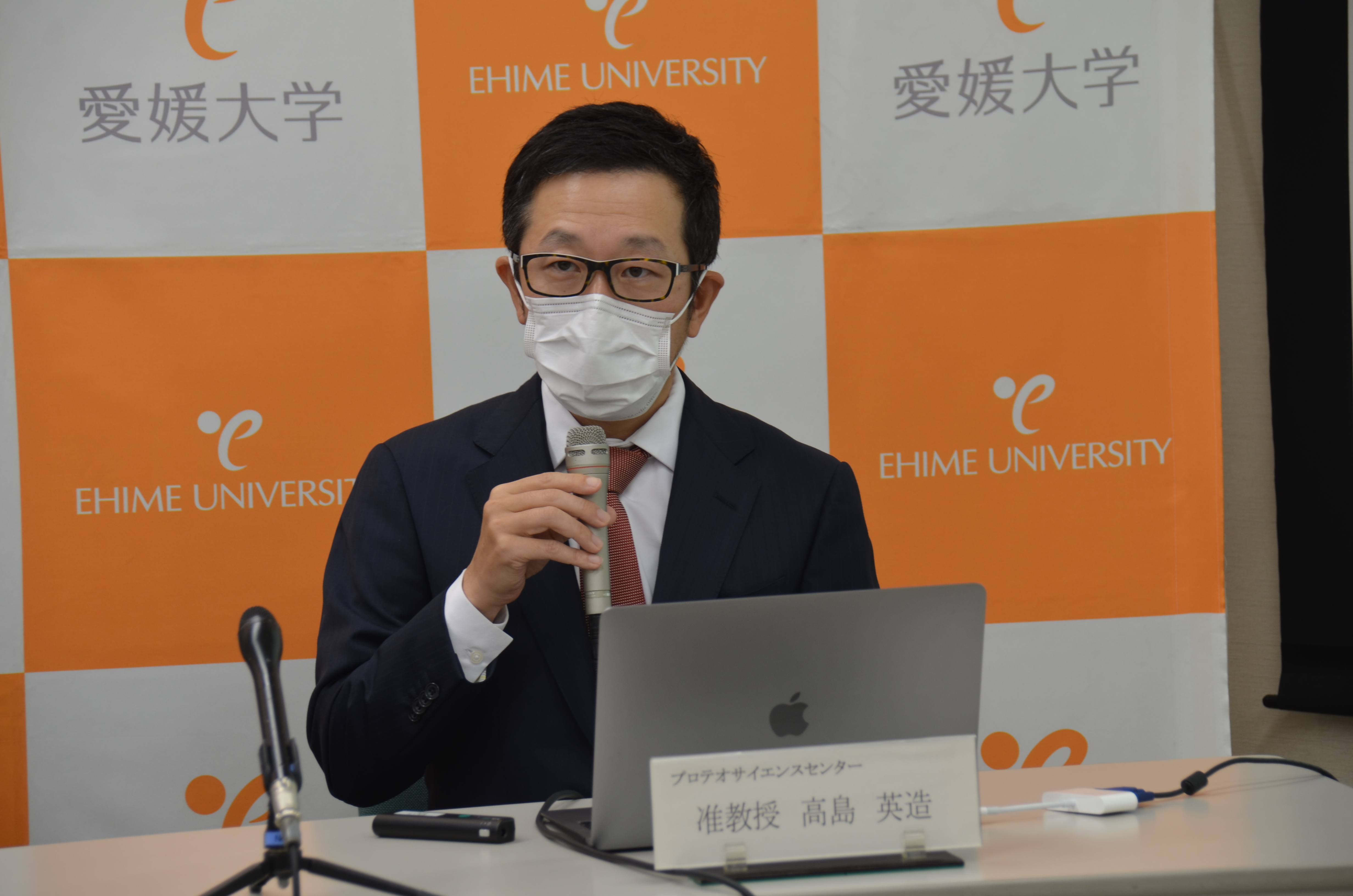 研究を実施する高島英造准教授